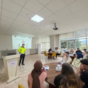 Karayolları Trafik Güvenliği İl Strateji Kurulu Performans Göstergeleri kapsamında, Evlilik Öncesi Eğitim Programına katılan çiftlere yönelik trafik güvenliği eğitimi gerçekleştirildi. - fotoğraf 6