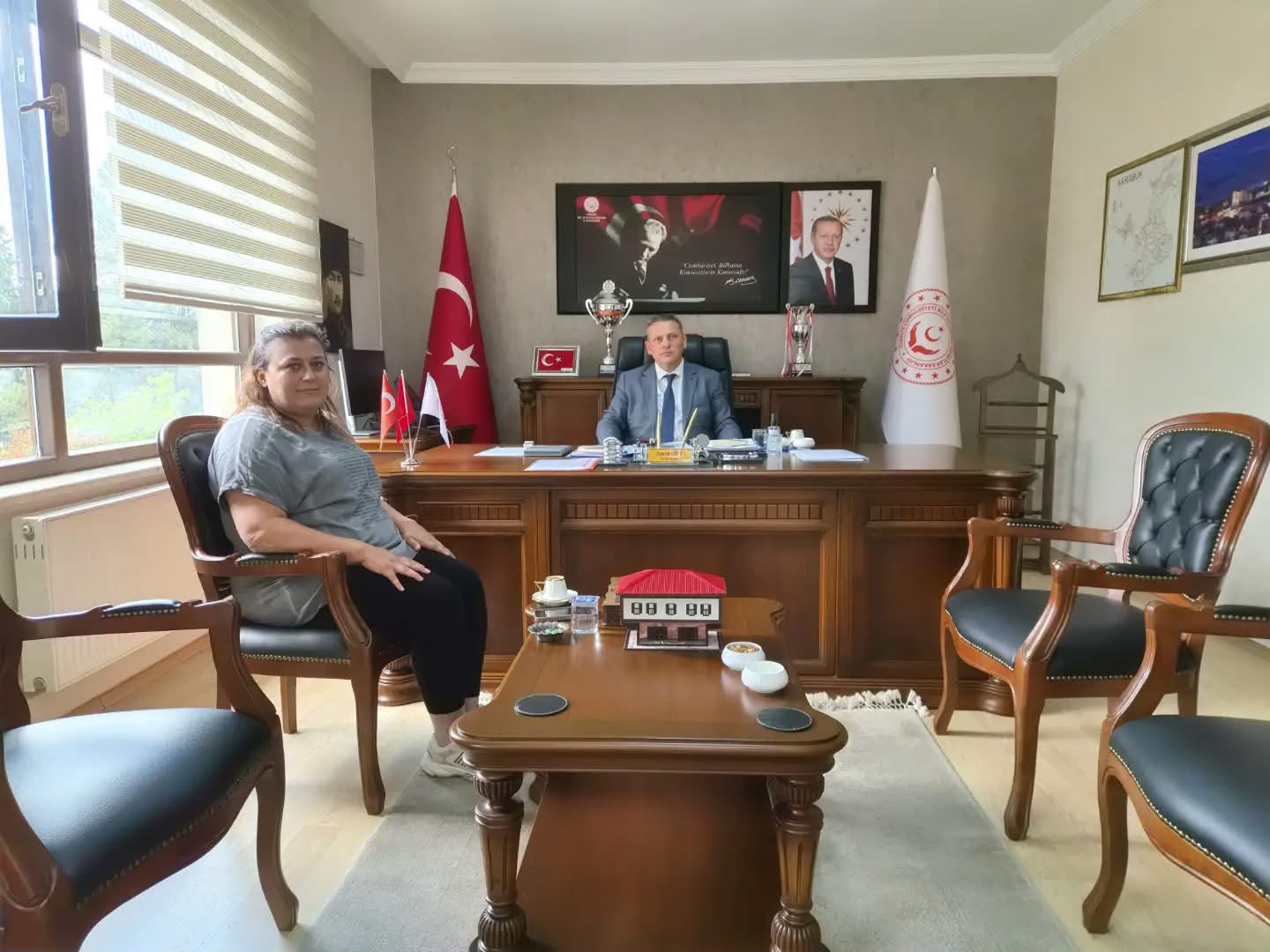 Öz Sağlık-İş Sendikası Karabük Şube Başkanı Damla Yılmaz Ekemen, İl Müdürümüz Sami Çift’i makamında ziyaret etti.