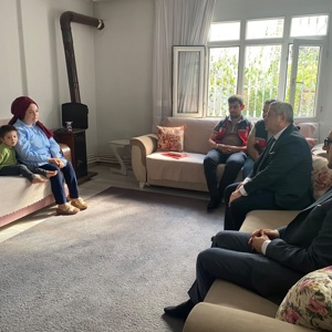 İl Müdürümüz Sayın Naci Yılmaz, Osmaniye Sosyal Hizmet Merkezi Kuruluş Müdürümüz Sayın Muhammet Emre Kurt ile birlikte, Kurumumuzun Sosyal ve Ekonomik Destek (SED) hizmetinden faydalanan Esra Gamze Kurt ve ailesini hanelerinde ziyaret etti. - fotoğraf 2
