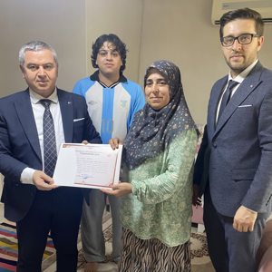İl Müdürümüz Sayın Naci Yılmaz, Osmaniye Sosyal Hizmet Merkezi Kuruluş Müdürümüz Sayın Muhammet Emre Kurt ile birlikte, Kurumumuzun Sosyal ve Ekonomik Destek (SED) hizmetinden faydalanan Nezife Şahin ve ailesini hanelerinde ziyaret etti. - fotoğraf 1