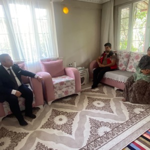 İl Müdürümüz Sayın Naci Yılmaz, Osmaniye Sosyal Hizmet Merkezi Kuruluş Müdürümüz Sayın Muhammet Emre Kurt ile birlikte, Kurumumuzun Sosyal ve Ekonomik Destek (SED) hizmetinden faydalanan Nezife Şahin ve ailesini hanelerinde ziyaret etti. - fotoğraf 2
