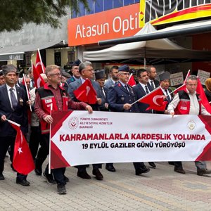“Kahramanlarla Kardeşlik Yolunda Gaziler Günü Yürüyüşü” Düzenlendi - fotoğraf 1