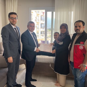 İl Müdürümüz Sayın Naci Yılmaz, Osmaniye Sosyal Hizmet Merkezi Müdürü Sayın Muhammet Emre Kurt ile birlikte, Bakanlığımız tarafından sağlanan Evde Bakım Yardımı hizmetinden faydalanan Nebi Güven ve ailesini hanelerinde ziyaret etti. - fotoğraf 1