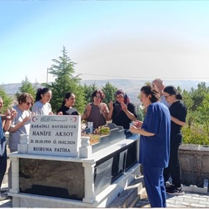 Hanife ve Memiş Aksoy Kabirleri Başında Dualarla Anıldı - fotoğraf 1