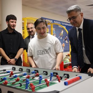Vali Yardımcımız Ahmet Yeşilyurt, İl Müdürümüz Özgür Kırmızıtaş ve Ulusal Otizm Eylem Planı Komisyonu Üyeleri Hamidiye Gündüz Bakım, Rehabilitasyon ve Aile Danışma Merkezi Müdürlüğümüzü Ziyaret Etti - fotoğraf 5