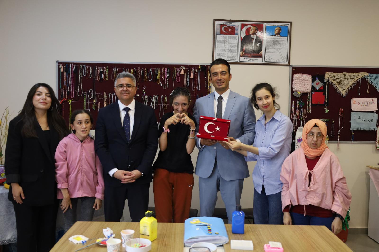 Vali Yardımcımız Ahmet Yeşilyurt, İl Müdürümüz Özgür Kırmızıtaş ve Ulusal Otizm Eylem Planı Komisyonu Üyeleri Hamidiye Gündüz Bakım, Rehabilitasyon ve Aile Danışma Merkezi Müdürlüğümüzü Ziyaret Etti