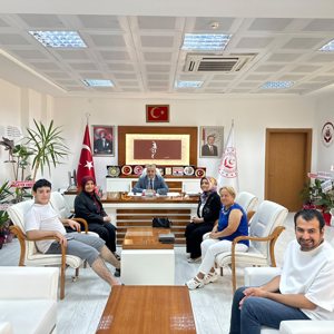 Malatya Otizm Derneği Başkanı Sayın Melahat Kartal beraberindeki heyet ve özel bireylerimiz ile birlikte İl Müdürümüz Sayın Ömer Faruk Ergün’ü ziyaret etti - fotoğraf 1