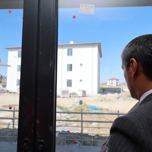 Valimiz Dr. Naci AKTAŞ, Afyonkarahisar Huzurevi Yaşlı Bakım ve Rehabilitasyon Merkezi ile Erkek Çocuk Evleri Sitesi İnşaatlarında İncelemelerde Bulundu. - fotoğraf 4