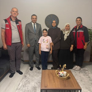 İl Müdürümüz Selim Köse ve Şehit-Gazi Birimimizde görev yapan çalışma arkadaşlarımız, Şehit Polis Memurumuz Onur Şirin’in kıymetli evladı Gülce Şirin’in doğum gününü kutladı. - fotoğraf 3
