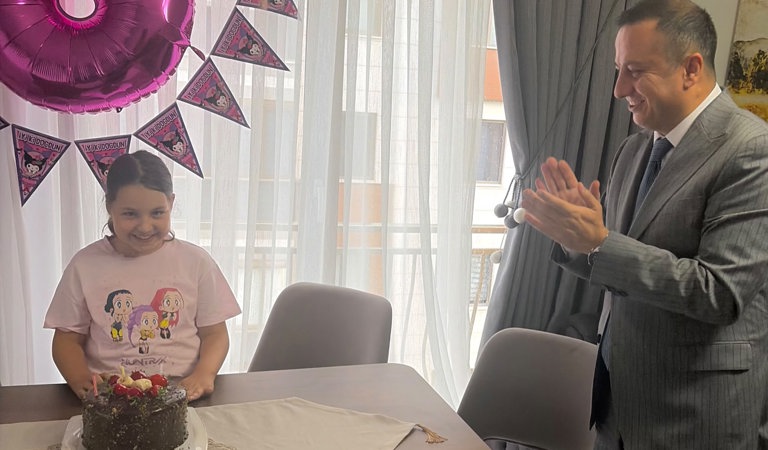 İl Müdürümüz Selim Köse ve Şehit-Gazi Birimimizde görev yapan çalışma arkadaşlarımız, Şehit Polis Memurumuz Onur Şirin’in kıymetli evladı Gülce Şirin’in doğum gününü kutladı.