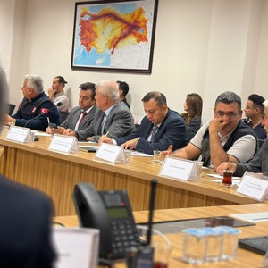 Vali Yardımcımız Hasan Hüseyin Vural başkanlığında gerçekleştirilen “Yerel Düzey Fırtına Afeti Kaynaklı Saha Uzantılı Masa Başı Tatbikatı”na İl Müdürümüz Selim Köse, kamu kurum ve kuruluşlarının müdürleri ile STK temsilcileri katılım sağladı. - fotoğraf 3