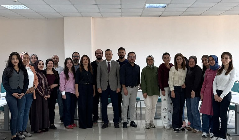 Danışmanlık Tedbiri Uygulamaları Eğitici Eğitimi kapsamında düzenlenen programı başarıyla tamamlayan çalışma arkadaşlarımıza sertifikaları, İl Müdürümüz Selim Köse tarafından takdim edildi.