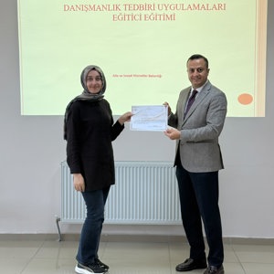 Danışmanlık Tedbiri Uygulamaları Eğitici Eğitimi kapsamında düzenlenen programı başarıyla tamamlayan çalışma arkadaşlarımıza sertifikaları, İl Müdürümüz Selim Köse tarafından takdim edildi. - fotoğraf 3
