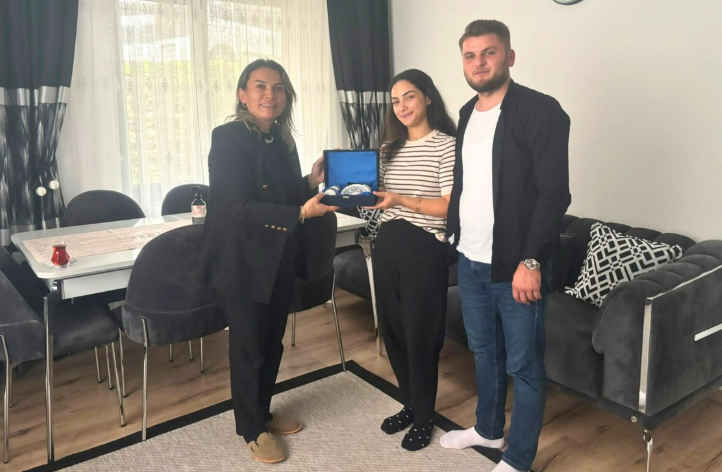 Gençlerin Desteklenmesi Projesi Kapsamında Evlilik Kredisinden Yararlanan Yılmaz Çiftinin Hanesine Ziyaret Gerçekleştirildi.
