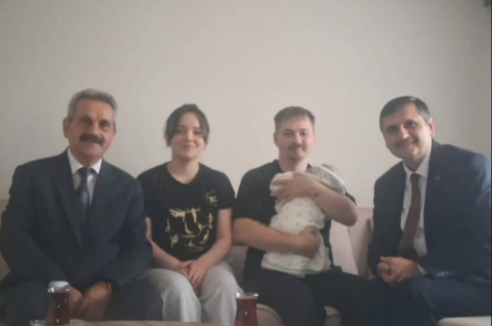 Fidan Karaca Çifti İle Oğulları Oğuz Cem Karaca Evlerinde Ziyaret Edildi.