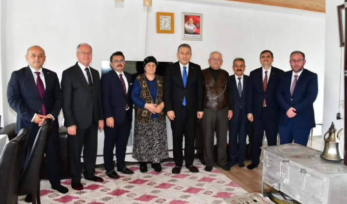 Ahmet Bozoğlu Ve Annesi İlhami Bozoğlu Hanesinde Ziyaret Edildi.