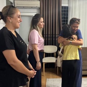 Belediye Başkanımız Sayın İbrahim Çenet’in eşi Ebru Çenet Hanımefendi, Belediye Başkan Yardımcıları ve İl Müdürümüz Sayın Naci Yılmaz’ın eşi Tülay Yılmaz Hanımefendi, Çocuk Evleri Koordinasyon Merkezimize (ÇEKOM) bağlı çocuk evimizi ziyaret ederek çocuklarımızla bir araya geldi. - fotoğraf 1