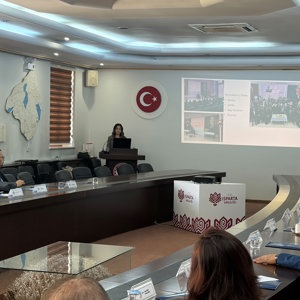 Ailenin Korunması ve Güçlendirilmesi İl Koordinasyon Kurulu 2026 yılı 2. Toplantısı, Vali Yardımcımız Yüksel Topal başkanlığında; İl Müdürümüz Selim Köse, kamu kurum ve kuruluşlarının müdürleri ile STK temsilcilerinin katılımıyla gerçekleştirildi. - fotoğraf 1