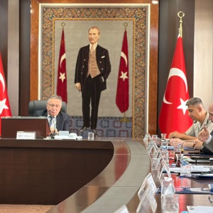 Bakanlığımızın toplumsal dayanışmayı dijitalleştiren ve gönüllülük hareketini güçlendiren “İyilik Var: Millî Gönüllülük Platformu”, Vali Yardımcımız Yüksel Topal başkanlığında; İl Müdürümüz Selim Köse, kamu kurum ve kuruluşlarının müdürleri ile STK temsilcilerinin katılımıyla gerçekleştirilen kapsamlı sunumla tanıtıldı. - fotoğraf 2