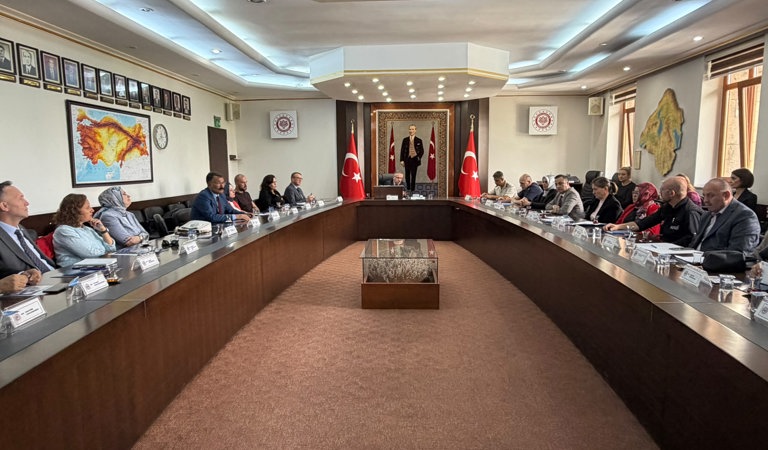 Bakanlığımızın toplumsal dayanışmayı dijitalleştiren ve gönüllülük hareketini güçlendiren “İyilik Var: Millî Gönüllülük Platformu”, Vali Yardımcımız Yüksel Topal başkanlığında; İl Müdürümüz Selim Köse, kamu kurum ve kuruluşlarının müdürleri ile STK temsilcilerinin katılımıyla gerçekleştirilen kapsamlı sunumla tanıtıldı.