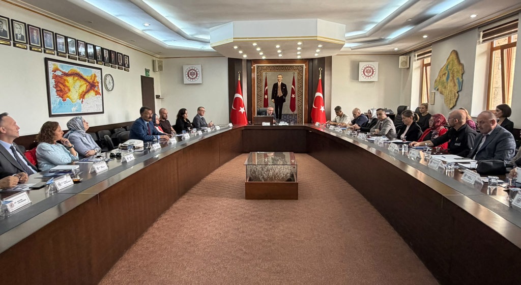 Bakanlığımızın toplumsal dayanışmayı dijitalleştiren ve gönüllülük hareketini güçlendiren “İyilik Var: Millî Gönüllülük Platformu”, Vali Yardımcımız Yüksel Topal başkanlığında; İl Müdürümüz Selim Köse, kamu kurum ve kuruluşlarının müdürleri ile STK temsilcilerinin katılımıyla gerçekleştirilen kapsamlı sunumla tanıtıldı.