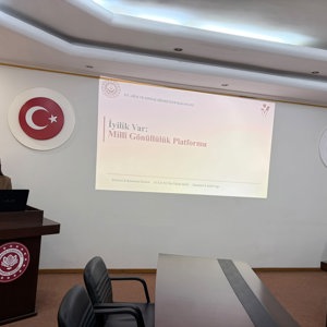 Bakanlığımızın toplumsal dayanışmayı dijitalleştiren ve gönüllülük hareketini güçlendiren “İyilik Var: Millî Gönüllülük Platformu”, Vali Yardımcımız Yüksel Topal başkanlığında; İl Müdürümüz Selim Köse, kamu kurum ve kuruluşlarının müdürleri ile STK temsilcilerinin katılımıyla gerçekleştirilen kapsamlı sunumla tanıtıldı. - fotoğraf 1
