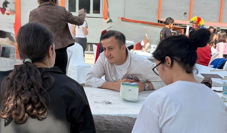İl Müdürümüz Selim KÖSE ve kıymetli eşi Gülten KÖSE Hanımefendi, Şehit Enes Özgül Çocuk Evleri Koordinasyon Merkezimize bağlı çocuk evlerinde hizmet alan çocuklarımızın katılımıyla, Çocuk Evleri Koordinasyon Merkezimiz ve KİMO Tekstil Fabrikası iş birliğinde gerçekleştirilen “Yaza Veda, Okula Merhaba” etkinliğine katıldı.