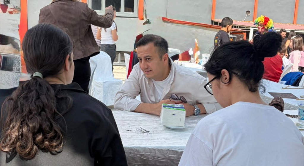 İl Müdürümüz Selim KÖSE ve kıymetli eşi Gülten KÖSE Hanımefendi, Şehit Enes Özgül Çocuk Evleri Koordinasyon Merkezimize bağlı çocuk evlerinde hizmet alan çocuklarımızın katılımıyla, Çocuk Evleri Koordinasyon Merkezimiz ve KİMO Tekstil Fabrikası iş birliğinde gerçekleştirilen “Yaza Veda, Okula Merhaba” etkinliğine katıldı.