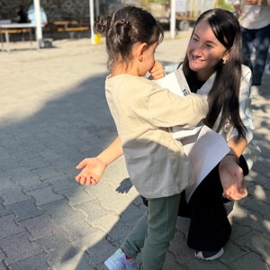 İl Müdürümüz Selim KÖSE ve kıymetli eşi Gülten KÖSE Hanımefendi, Şehit Enes Özgül Çocuk Evleri Koordinasyon Merkezimize bağlı çocuk evlerinde hizmet alan çocuklarımızın katılımıyla, Çocuk Evleri Koordinasyon Merkezimiz ve KİMO Tekstil Fabrikası iş birliğinde gerçekleştirilen “Yaza Veda, Okula Merhaba” etkinliğine katıldı. - fotoğraf 13