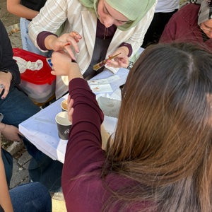 İl Müdürümüz Selim KÖSE ve kıymetli eşi Gülten KÖSE Hanımefendi, Şehit Enes Özgül Çocuk Evleri Koordinasyon Merkezimize bağlı çocuk evlerinde hizmet alan çocuklarımızın katılımıyla, Çocuk Evleri Koordinasyon Merkezimiz ve KİMO Tekstil Fabrikası iş birliğinde gerçekleştirilen “Yaza Veda, Okula Merhaba” etkinliğine katıldı. - fotoğraf 9