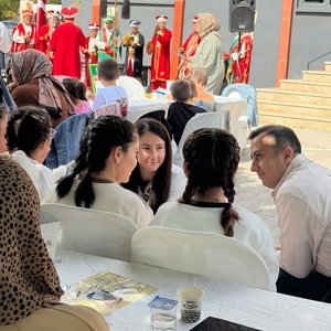 İl Müdürümüz Selim KÖSE ve kıymetli eşi Gülten KÖSE Hanımefendi, Şehit Enes Özgül Çocuk Evleri Koordinasyon Merkezimize bağlı çocuk evlerinde hizmet alan çocuklarımızın katılımıyla, Çocuk Evleri Koordinasyon Merkezimiz ve KİMO Tekstil Fabrikası iş birliğinde gerçekleştirilen “Yaza Veda, Okula Merhaba” etkinliğine katıldı. - fotoğraf 5