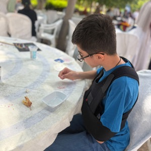 İl Müdürümüz Selim KÖSE ve kıymetli eşi Gülten KÖSE Hanımefendi, Şehit Enes Özgül Çocuk Evleri Koordinasyon Merkezimize bağlı çocuk evlerinde hizmet alan çocuklarımızın katılımıyla, Çocuk Evleri Koordinasyon Merkezimiz ve KİMO Tekstil Fabrikası iş birliğinde gerçekleştirilen “Yaza Veda, Okula Merhaba” etkinliğine katıldı. - fotoğraf 4