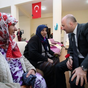 Valimiz Dr. Osman VAROL, Merzifon Huzurevi’ni Ziyaret Etti  - fotoğraf 3