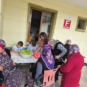 Çocuk Evleri Sitemizdeki miniklerimiz ile Sinop Huzurevimizdeki kıymetli büyüklerimiz bir araya geldi - fotoğraf 1