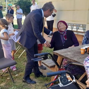 Kuşaklar arası sevgi köprüleri kurmaya devam ediyoruz! Huzurevimizin kıymetli sakinleri ve çalışma arkadaşlarımız, Çocuk Evleri Sitemizi ziyaret ederek evlatlarımızla bir araya geldi. - fotoğraf 3