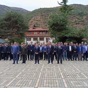 19 Eylül Gaziler Günü Dolayısıyla Atatürk Anıtı Önünde Çelenk Sunma Töreni Gerçekleştirildi - fotoğraf 1