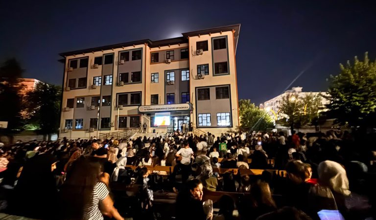 🎬🌙 Gökyüzü Altında Çocuk Kahkahaları Cizre’de! 🌟