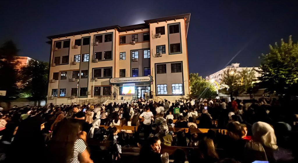 🎬🌙 Gökyüzü Altında Çocuk Kahkahaları Cizre’de! 🌟