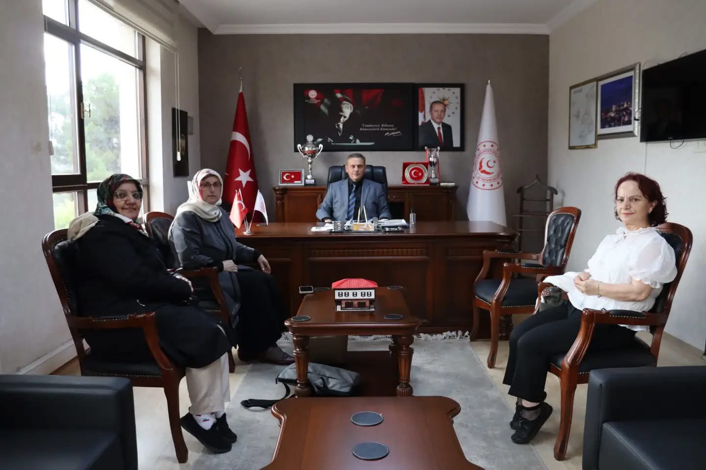 Karabük El Emeği Kadın Kooperatifi (ELEK) Başkanı Hatice İpek ve kooperatif üyesi kadınlar, İl Müdürümüz Sami Çift’i makamında ziyaret etti.