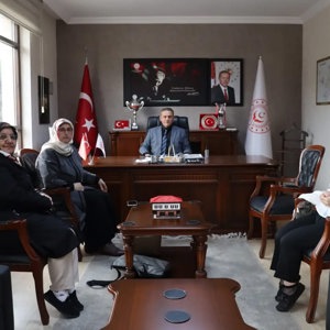 Karabük El Emeği Kadın Kooperatifi (ELEK) Başkanı Hatice İpek ve kooperatif üyesi kadınlar, İl Müdürümüz Sami Çift’i makamında ziyaret etti. - fotoğraf 1