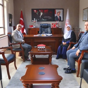 Karabük Belediye Başkan Yardımcısı Sn. Kamil Temel ve Safranbolu Yağmur Yardımlaşma Derneği Başkanı Sn. Zehra Söylemez, İl Müdürümüz Sn. Sami Çift’i makamında ziyaret etti. - fotoğraf 1