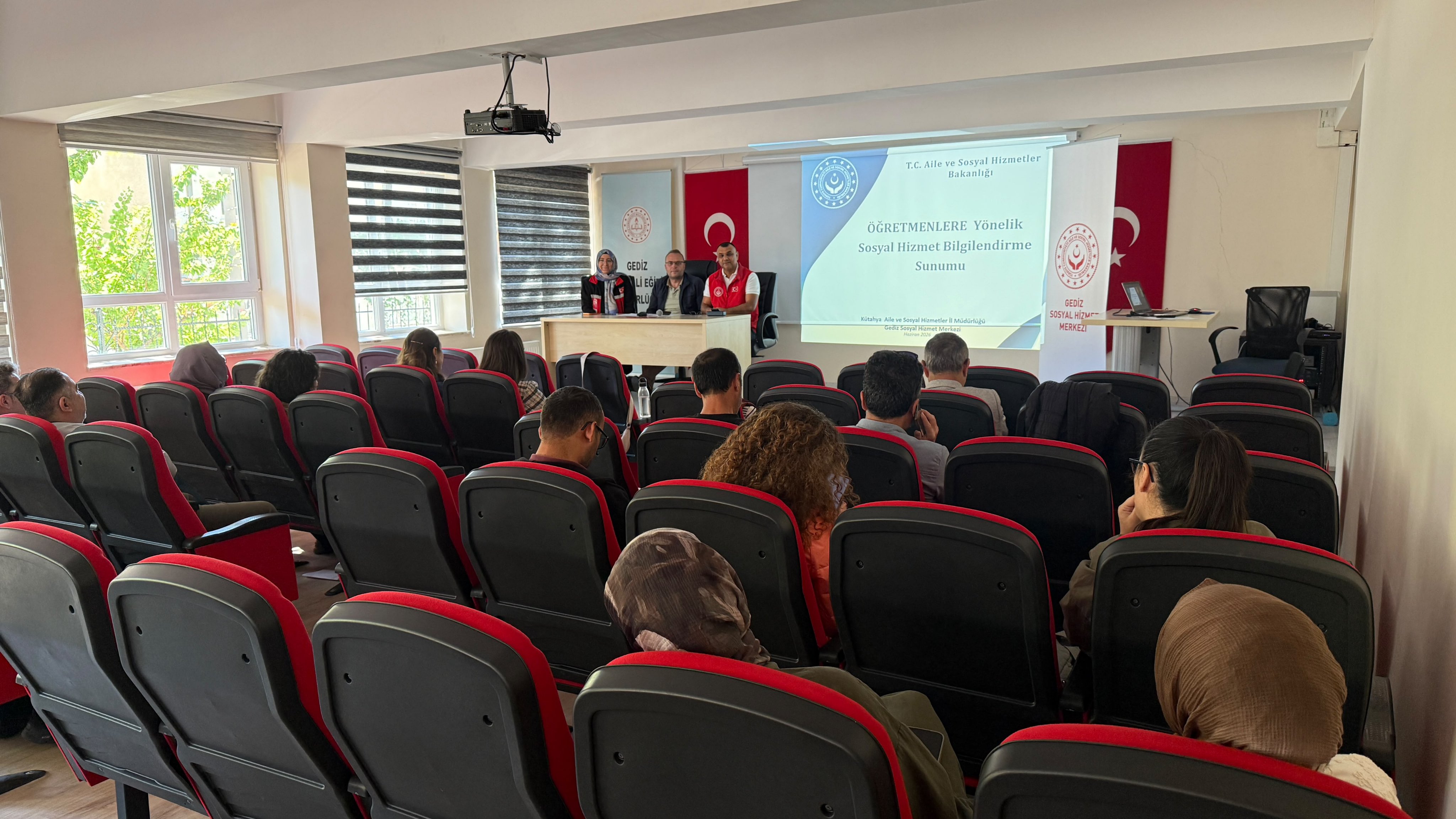 Gediz’de Okul Müdürleri ve Öğretmenlere Yönelik Sosyal Hizmet Semineri Düzenlendi
