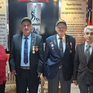 Şarkikaraağaç Sosyal Hizmet Merkezimiz tarafından, İl Kültür ve Turizm Müdürlüğü Geleneksel Sanatlar ve Folklor Araştırmacısı Zeliha ALAV’ın katılımıyla Kıbrıs Gazilerimiz Ali CEYLAN ve Ahmet ATEŞ ziyaret edildi. - fotoğraf 1