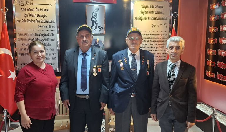 Şarkikaraağaç Sosyal Hizmet Merkezimiz tarafından, İl Kültür ve Turizm Müdürlüğü Geleneksel Sanatlar ve Folklor Araştırmacısı Zeliha ALAV’ın katılımıyla Kıbrıs Gazilerimiz Ali CEYLAN ve Ahmet ATEŞ ziyaret edildi.