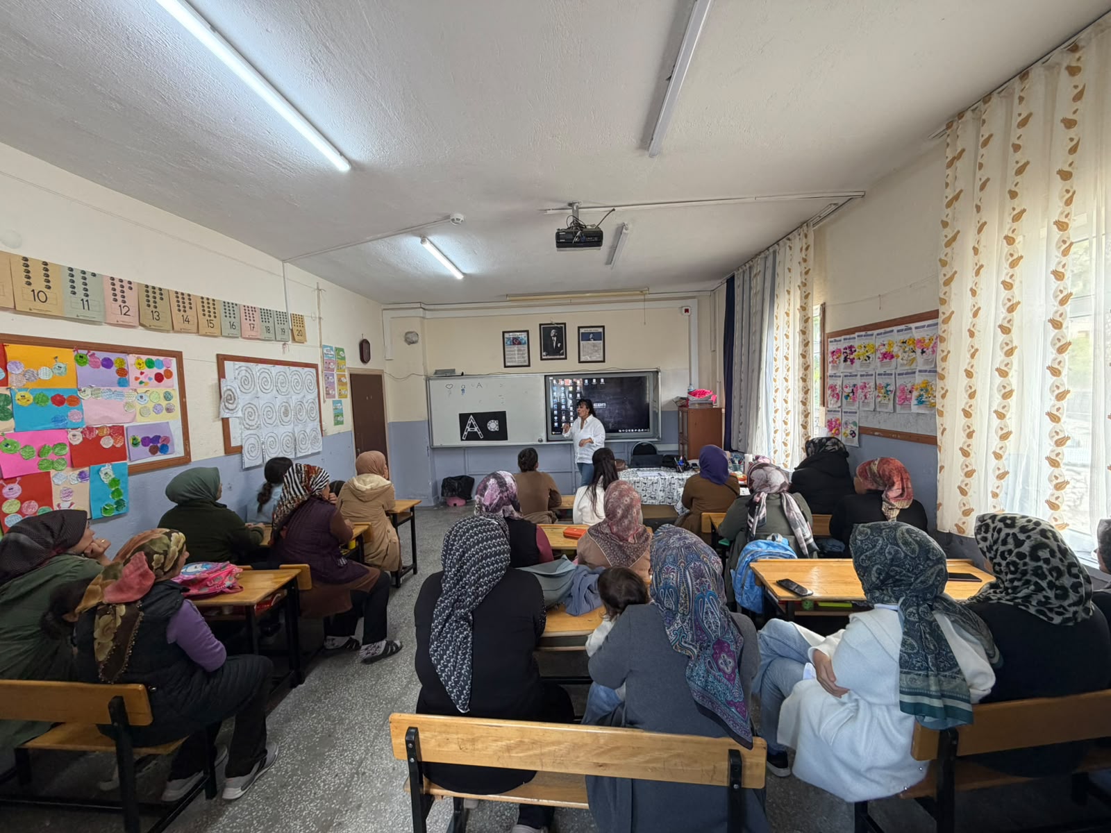 Okullar Açılıyor!  Çocuklarımızın okula uyum süreçlerini desteklemek, okul-aile iş birliğini güçlendirmek ve ailelerin eğitim süreçlerine daha etkin katılımını sağlamak amacıyla “Okul ve Aile” modülü kapsamında aile eğitimleri gerçekleştirdik.