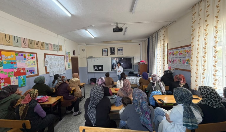 Okullar Açılıyor!  Çocuklarımızın okula uyum süreçlerini desteklemek, okul-aile iş birliğini güçlendirmek ve ailelerin eğitim süreçlerine daha etkin katılımını sağlamak amacıyla “Okul ve Aile” modülü kapsamında aile eğitimleri gerçekleştirdik.