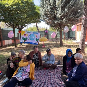 Uşak Engelsiz Yaşam, Bakım, Rehabilitasyon ve Aile Danışma Merkezi Müdürlüğümüzde bakım hizmeti alan engelli bireylerimiz için kuruluş bahçemizde “Yaza Veda Pikniği” düzenlendi. - fotoğraf 3