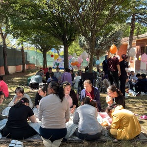 Uşak Engelsiz Yaşam, Bakım, Rehabilitasyon ve Aile Danışma Merkezi Müdürlüğümüzde bakım hizmeti alan engelli bireylerimiz için kuruluş bahçemizde “Yaza Veda Pikniği” düzenlendi. - fotoğraf 1