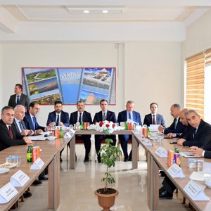 İl Müdürümüz Vefa Akdoğan, UNESCO tescilli taş işçiliği mirasını yaşatmak amacıyla düzenlenen 2. Geleneksel Ahlat Taş İşçiliği Çalıştayı’na katıldı - fotoğraf 1