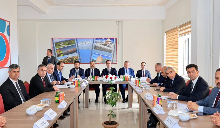 İl Müdürümüz Vefa Akdoğan, UNESCO tescilli taş işçiliği mirasını yaşatmak amacıyla düzenlenen 2. Geleneksel Ahlat Taş İşçiliği Çalıştayı’na katıldı